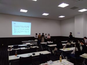 報告を行う学生たち