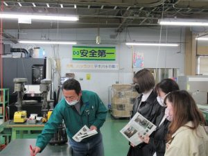 熱心に説明を聞くゼミ生