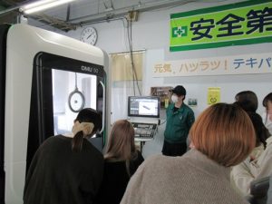 ５軸マシニングセンターに興味津々のゼミ生