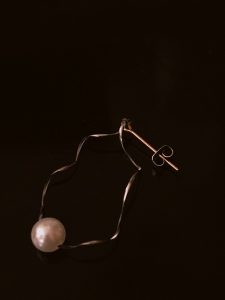 ゼミ生が工場から出る廃材で作ったアクセサリーの試作品