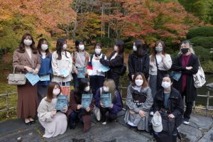 感染症対策をして、3年生と2年生がグループを組んで円通院調査