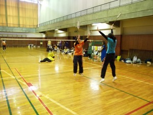 飛び上がって喜ぶ者あれば、倒れ伏して悔しがる者あり（皆さんかなり本気です）