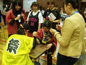 個人戦の腕相撲は応援団を巻き込んで大盛況（「女子力」あなどるべからず!?）