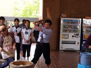学長先生の堂に入った杵さばき ついては返し、ついては返し… 餅つきはコンビネーションとリズムが大事