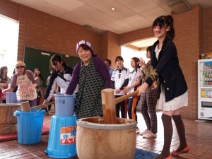「重いっ！」と悲鳴をあげながらも楽しそう