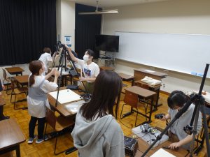 三脚を立て、デジタルカメラをセッティング