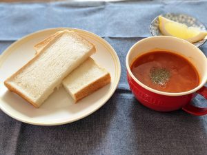05 - トルコの朝ごはんドマテスチョルバス