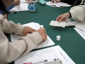 宇陀紙、美濃紙、美栖紙の見本を貼り付けている様子