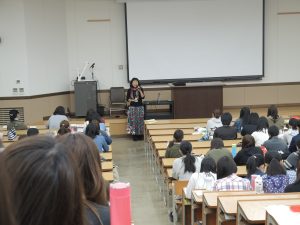 講演する早川さん