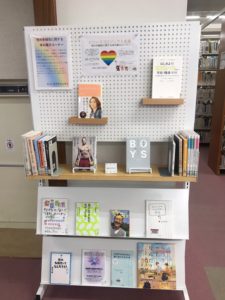 図書館の貸出カウンター近くに本棚を設置しています