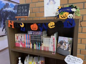 講義館2階ロビーLACカウンター脇に本棚を設置しています