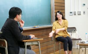 ※写真は大橋先生との対談の様子です
