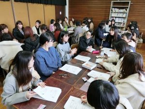 4年生が5つのテーブルに分かれてすわり、3年生が角テーブルを回りました。