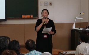 「卒業したみなさま。久しぶりの大学に，そして桜ヶ丘キャンパスの美しい中庭を見にいらっしゃいませんか（丹野キャリア支援部長/食品栄養学科 准教授）」