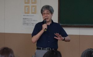 宮城学院のリカレント教育について受講者にお話しする長谷部弘学長（左）
